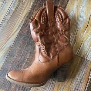 Short cowgirl boots